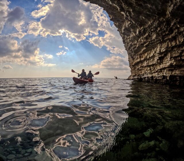 In love with October kayaking 😎🚣‍♀️⛅️ get out there, the sea is still warm 🌊 #seakayakcyprus #seakayaking #seakayakingcyprus #experiencemore #cyprus #visitcyprus #limassol #ecotours  @limassoltourism